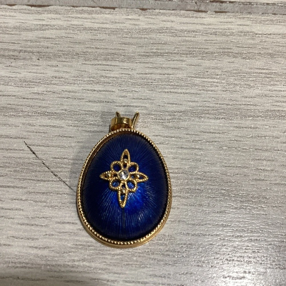 Goldtone Pendant w/ Faux Diamond Royal Blue Background Textured‎ Vintage